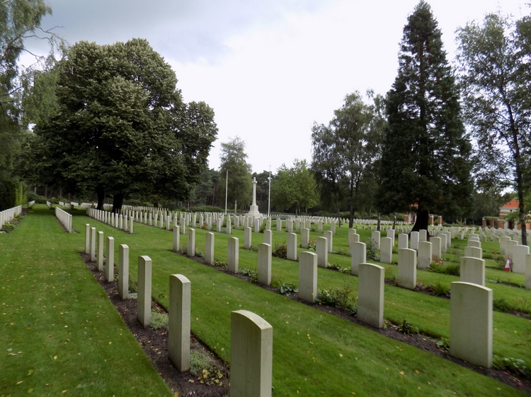 
    HOLTEN CANADIAN WAR CEMETERY