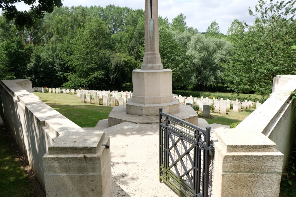 AUTHUILE MILITARY CEMETERY, AUTHUILLE, Somme France