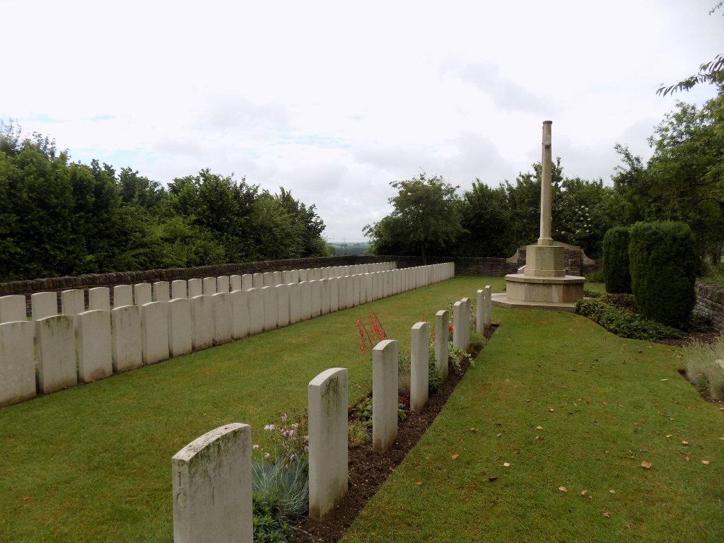 We FAMPOUX BRITISH CEMETERY Pas de Calais, France 