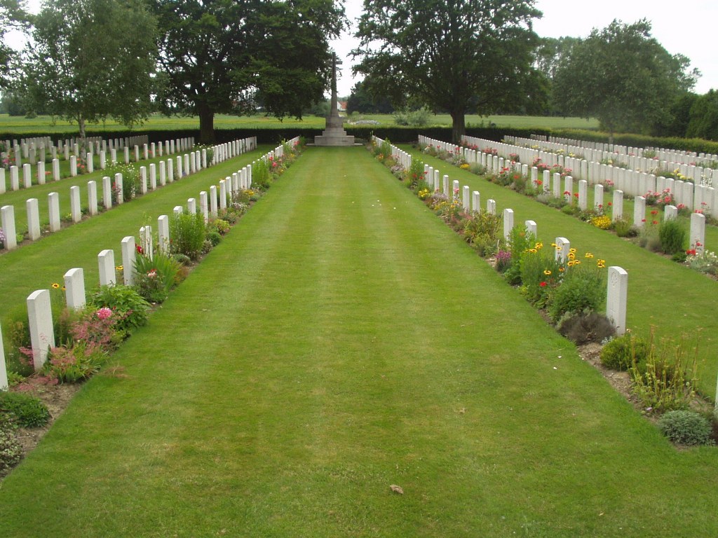 Y FARM MILITARY CEMETERY, BOIS-GRENIER